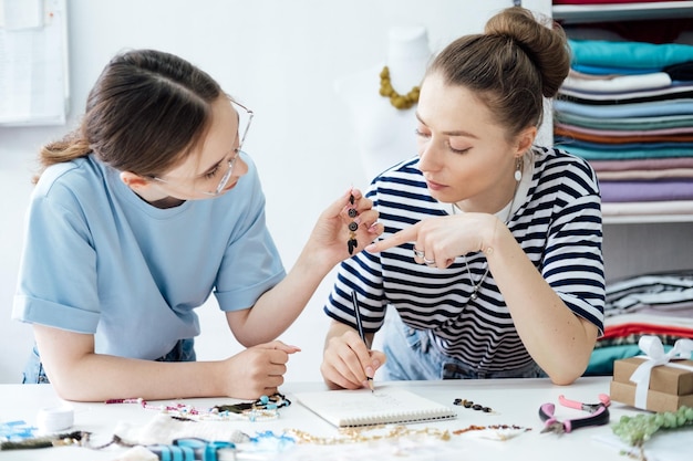 Uczestnicy warsztatów wyszywania z gotowymi pracami